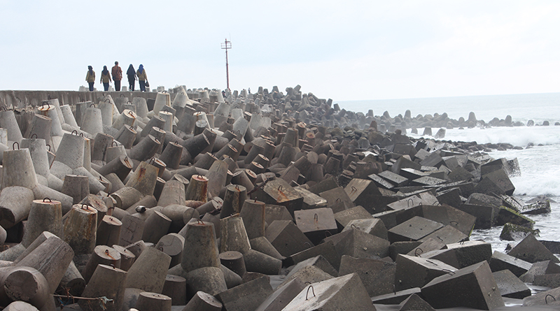 Pantai Glagah: Gelombang Datang Breakwater Menghadang