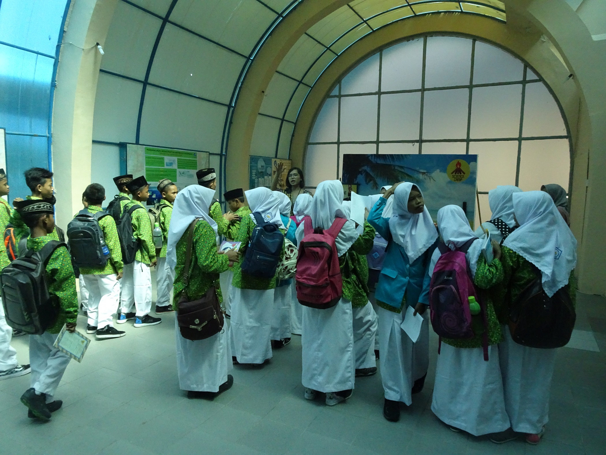 Outing Class MTs Masyithoh Ramaikan Museum Gumuk Pasir
