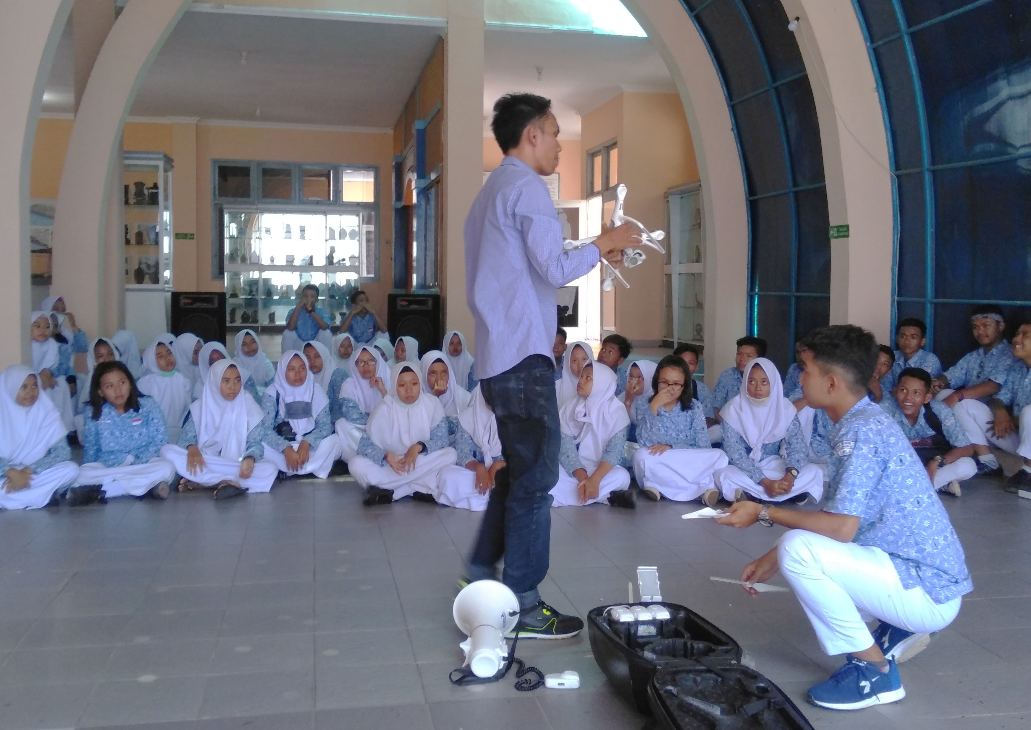 Sebelum Pantai Parangtritis, SMA 1 Polanharjo Mengunjungi Museum Gumuk Pasir