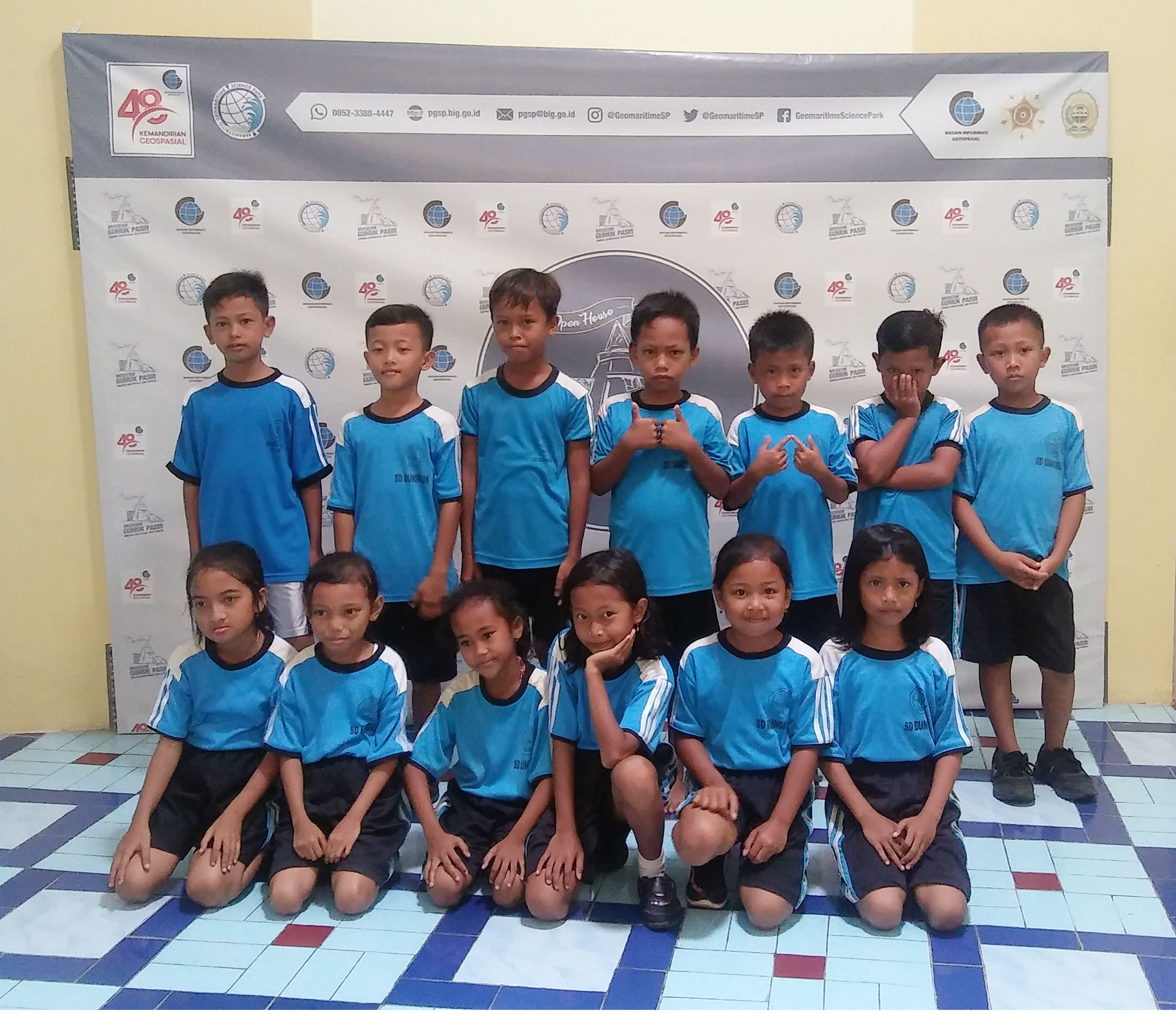 SD Bungkus Berolahraga Pagi di Kawasan Museum Gumuk Pasir