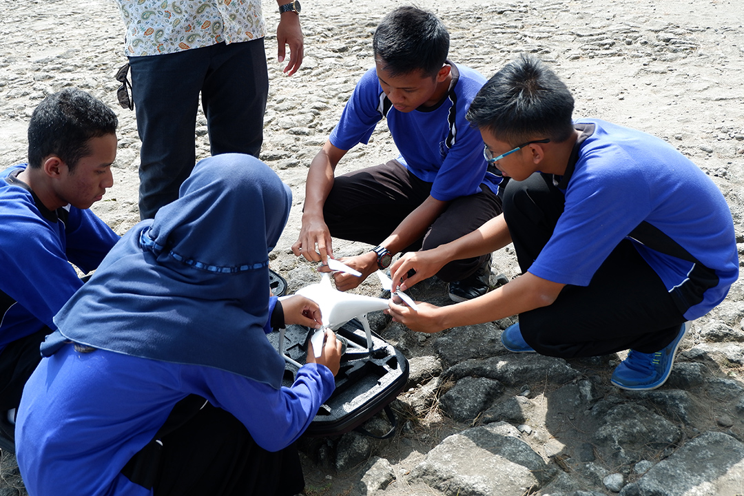 Serunya Pengoperasian Drone SMA N 1 Karanganyar Kebumen