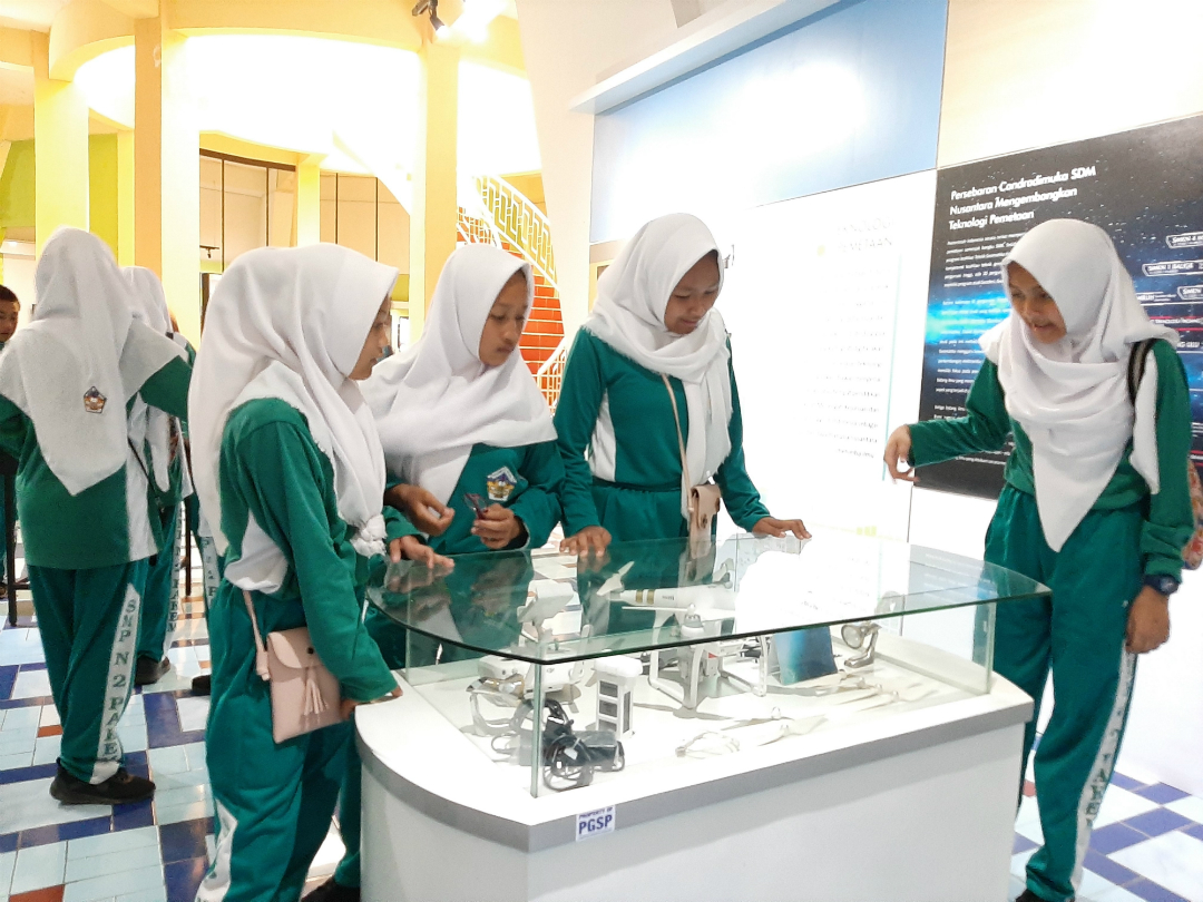 Outing Class SMP N 2 Pakem di Museum Gumuk Pasir