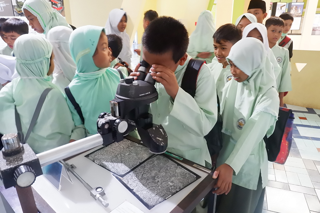 Wajib Kunjung Museum MI Husnayain di Museum Gumuk Pasir