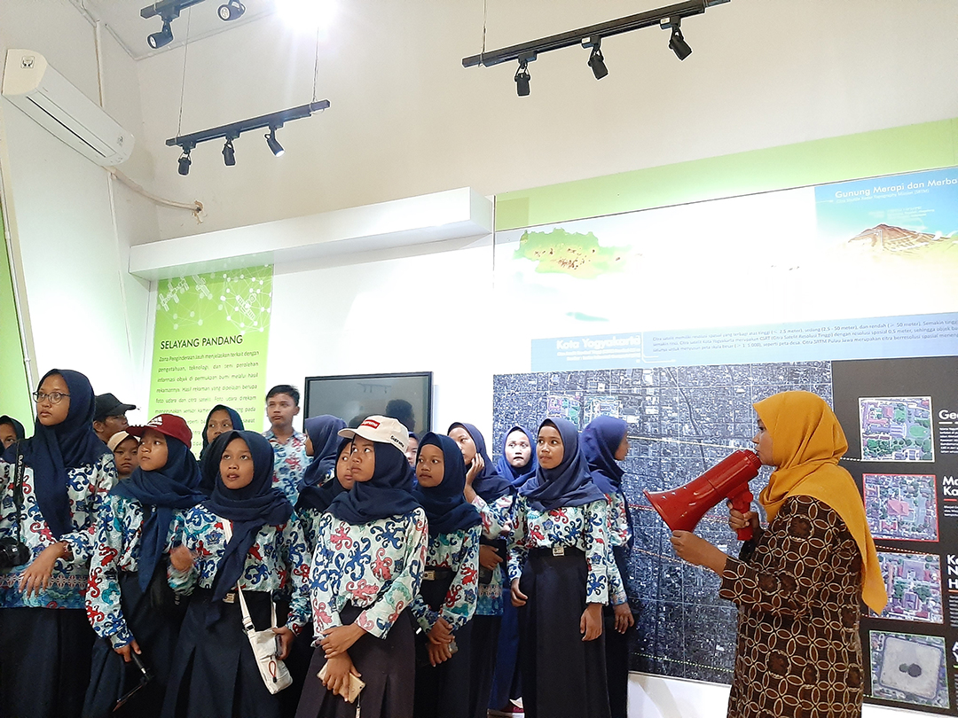 SMP N 2 Salam Belajar Fenomena Geografi di Museum Gumuk Pasir