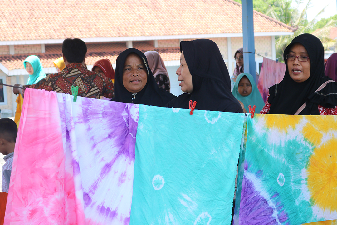 Workshop Batik Celup sebagai Sarana Pemberdayaan Masyarakat