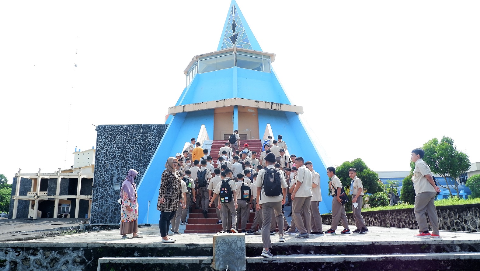 Pembelajaran Luar Kelas SMA Mualimin di Museum Gumuk Pasir