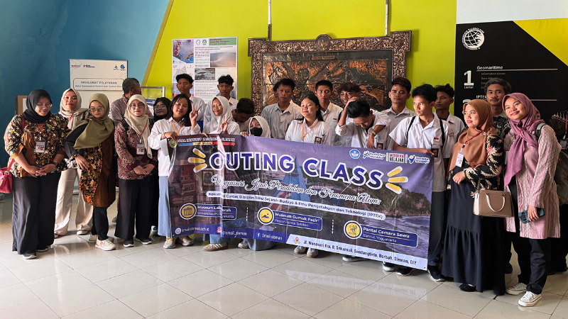 SMA Institut Indonesia di Depan Peta Taktual