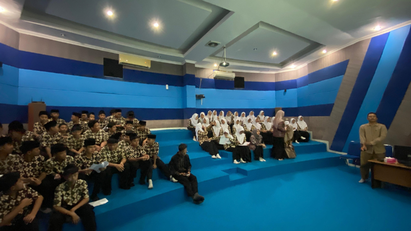 Siswa SMP Ali Maksum di Studio Museum Gumuk Pasir